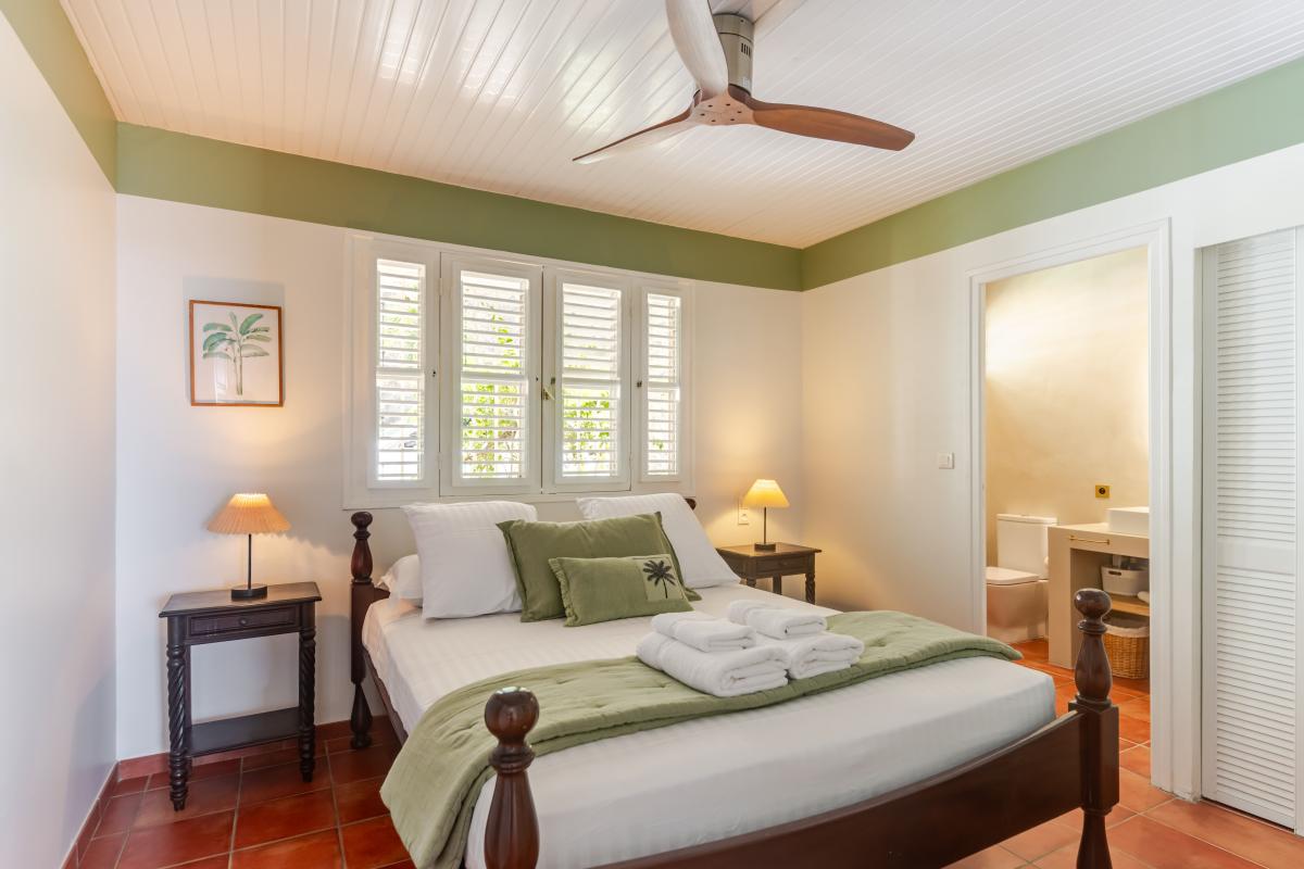 chambre 3-double-lit-160x200-salle-de-douche-martinique (2)